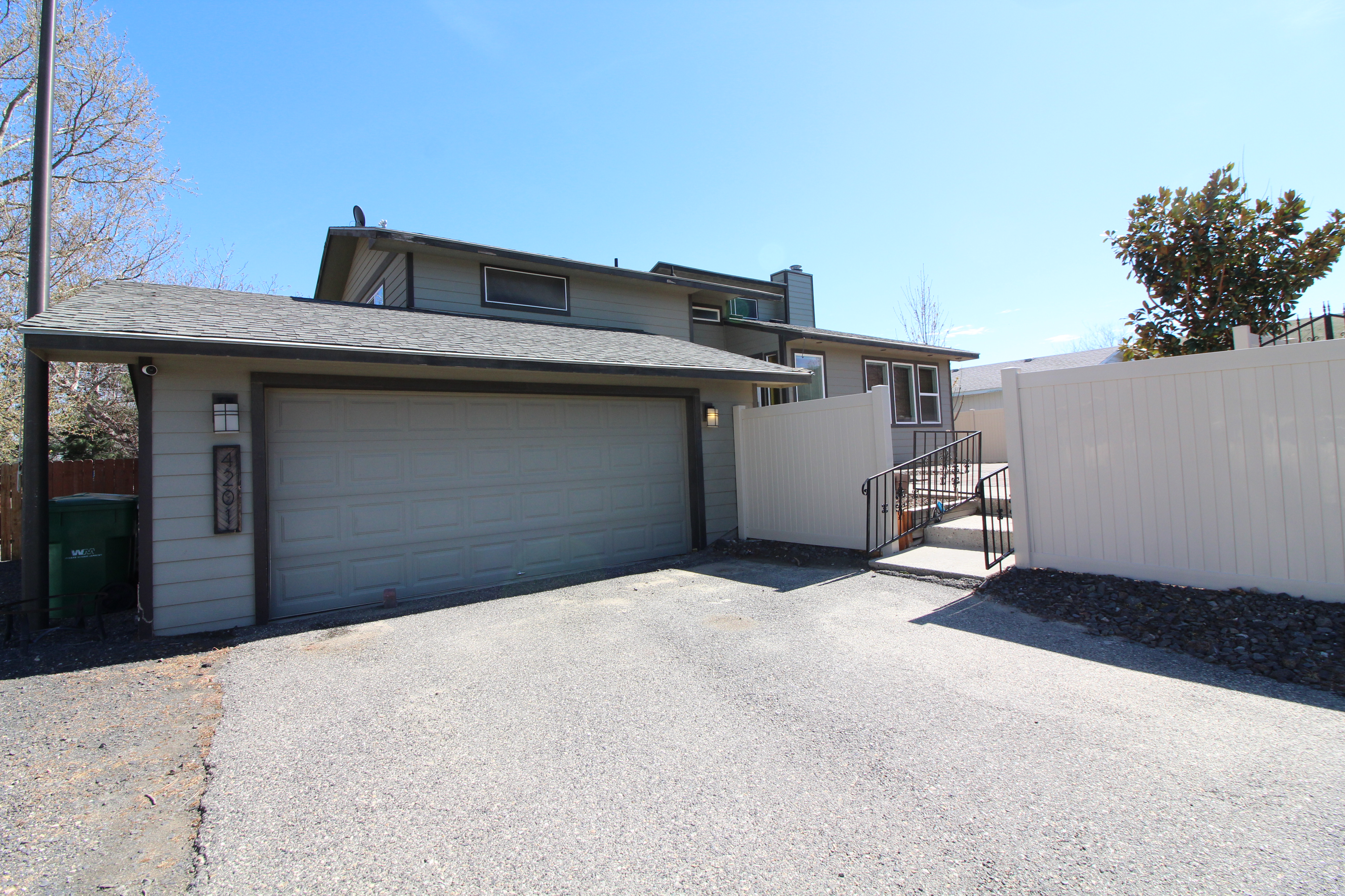 Private Residential Entryway & Driveway