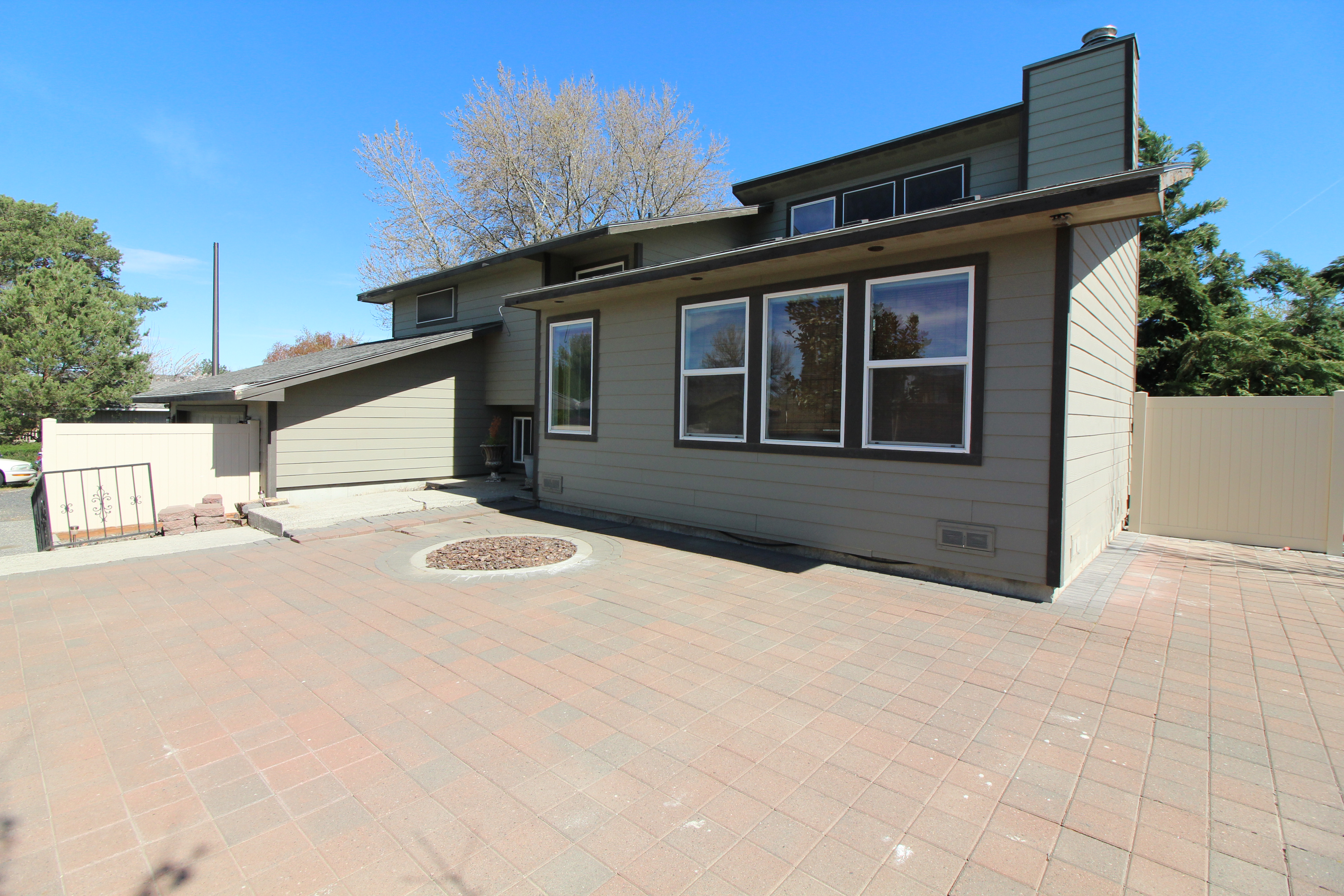 Spacious Courtyard Patio