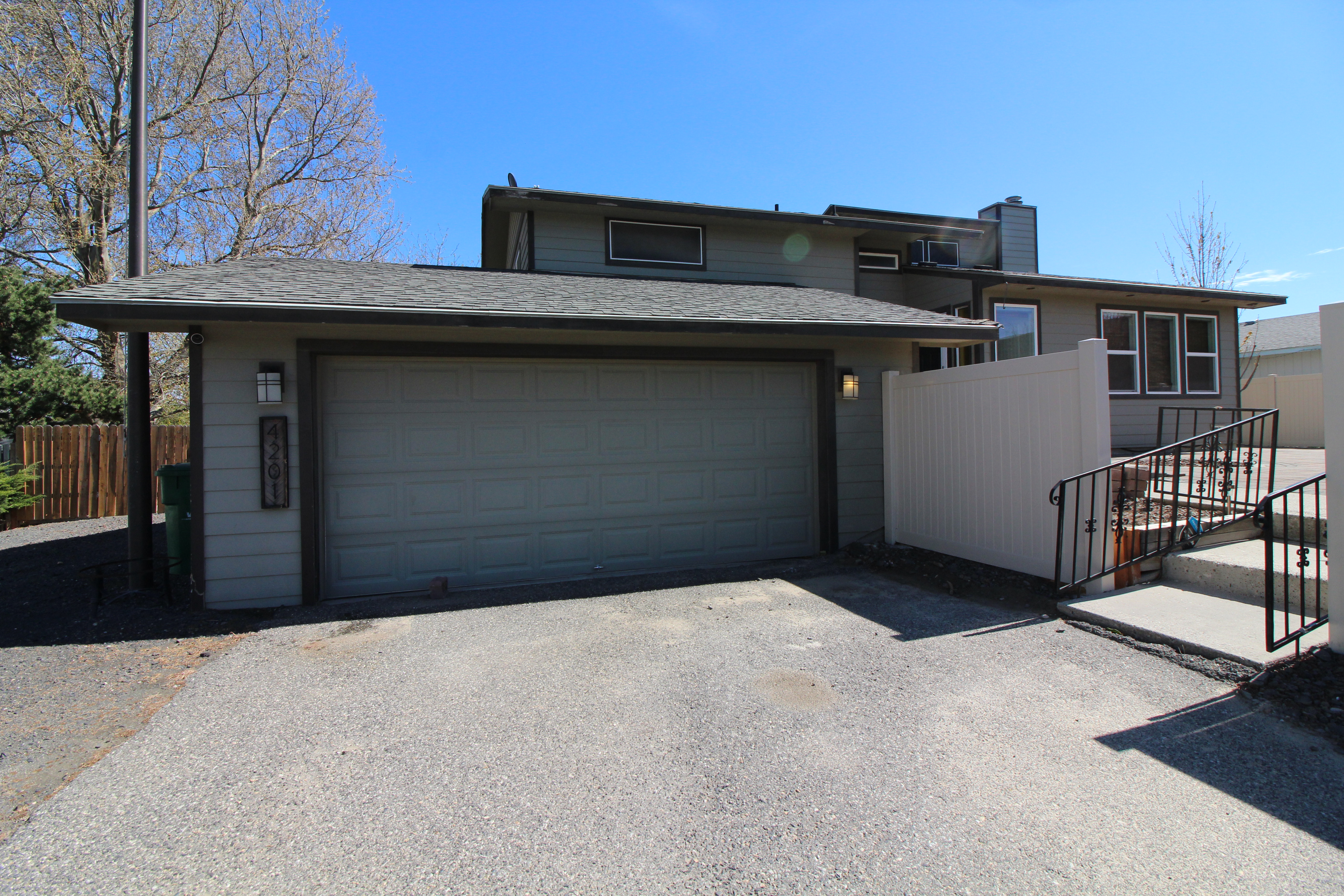Front Driveway & Exterior