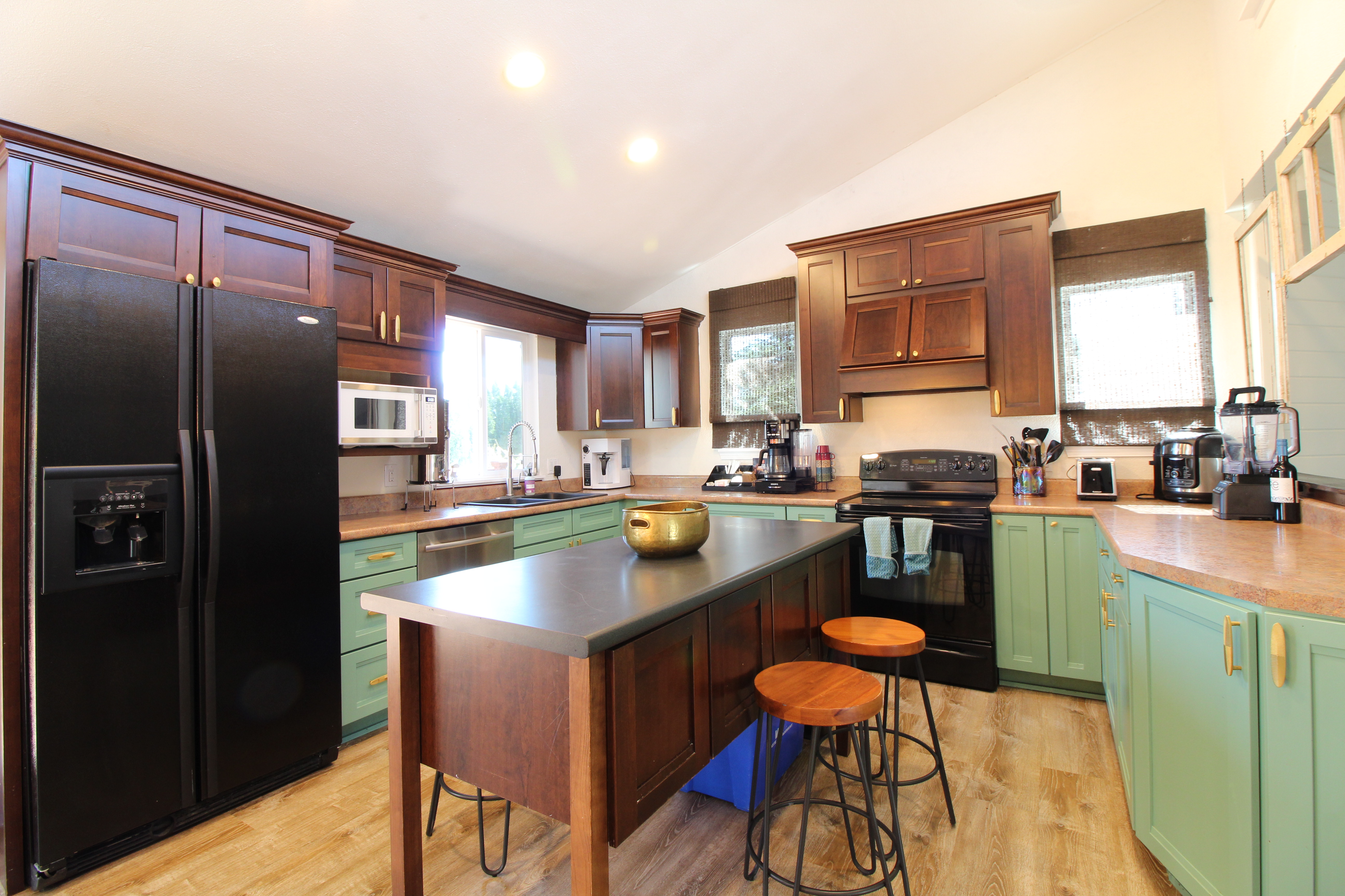 Spacious Kitchen & Center Island