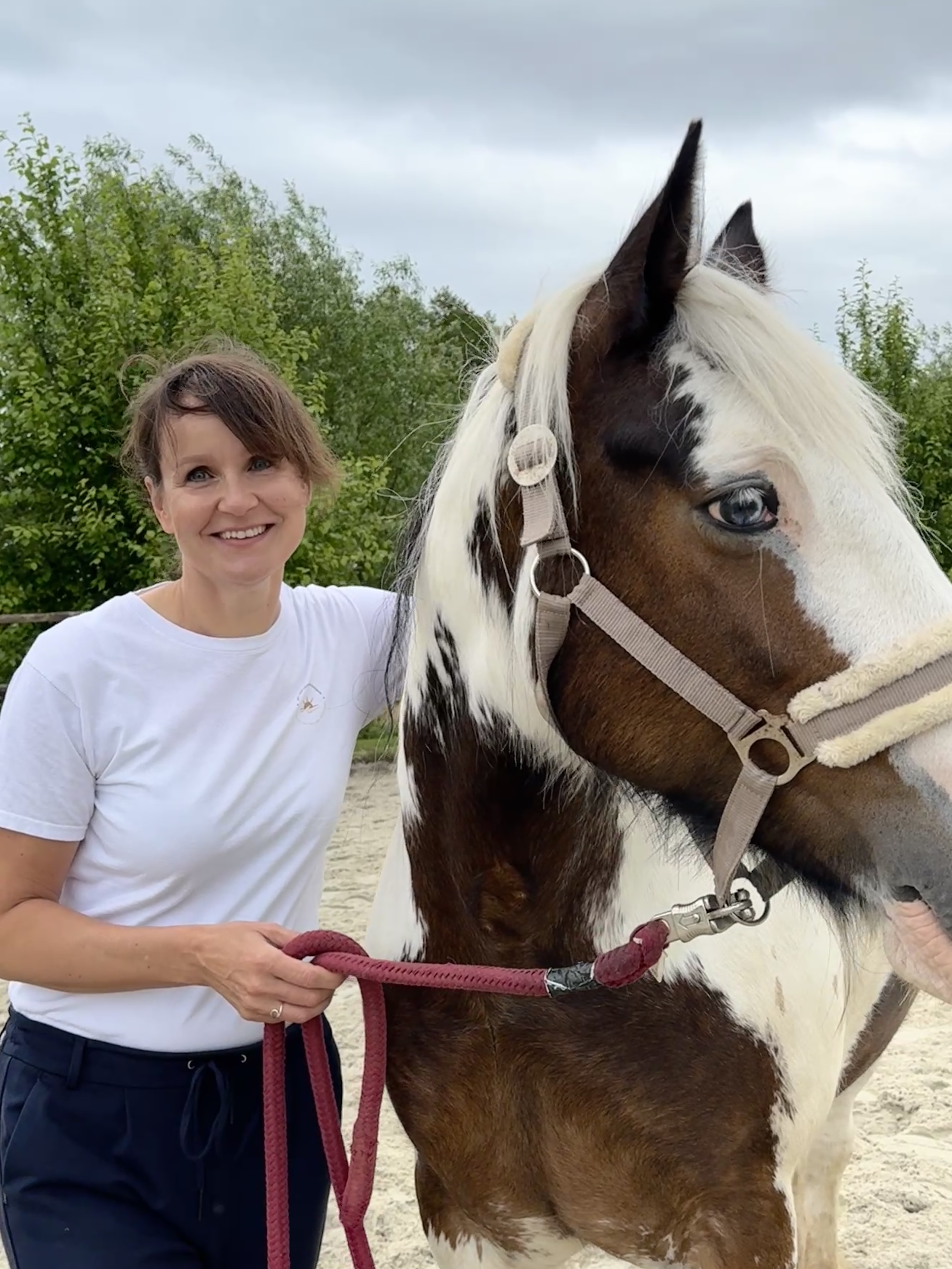 Anja Kräher mit Pony beim pferdegestützten Coaching im Grünen