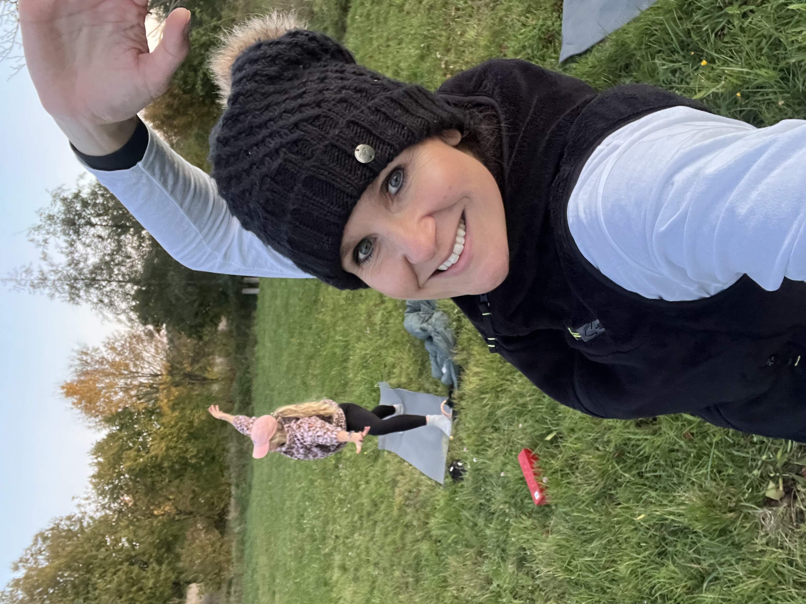 Anja Kräher bei einer Yoga-Einheit im Grünen auf der Wiese