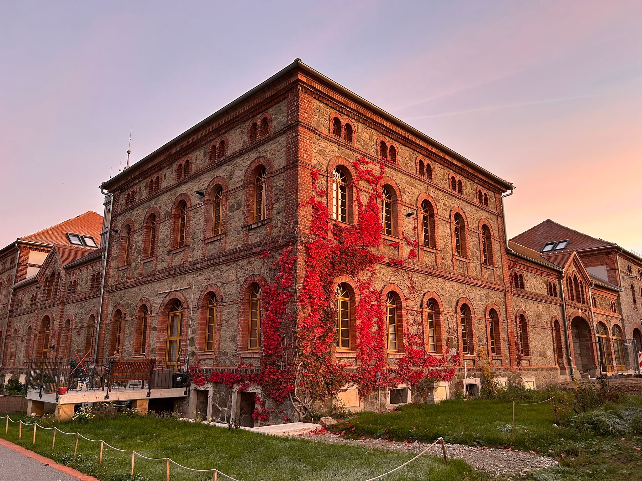 Hexenburg bei Dresden im warmen Abendlicht mit wildem Wein