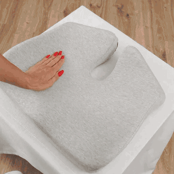 ComfortFoam sittdyna som trycks ned med handen och formar sig mjukt