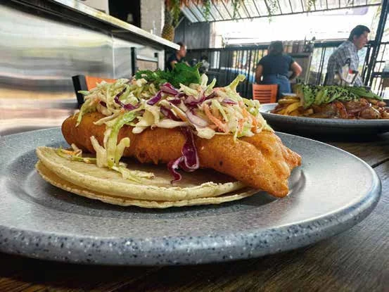 Taco de pescado capeado estilo Ensenada, BC