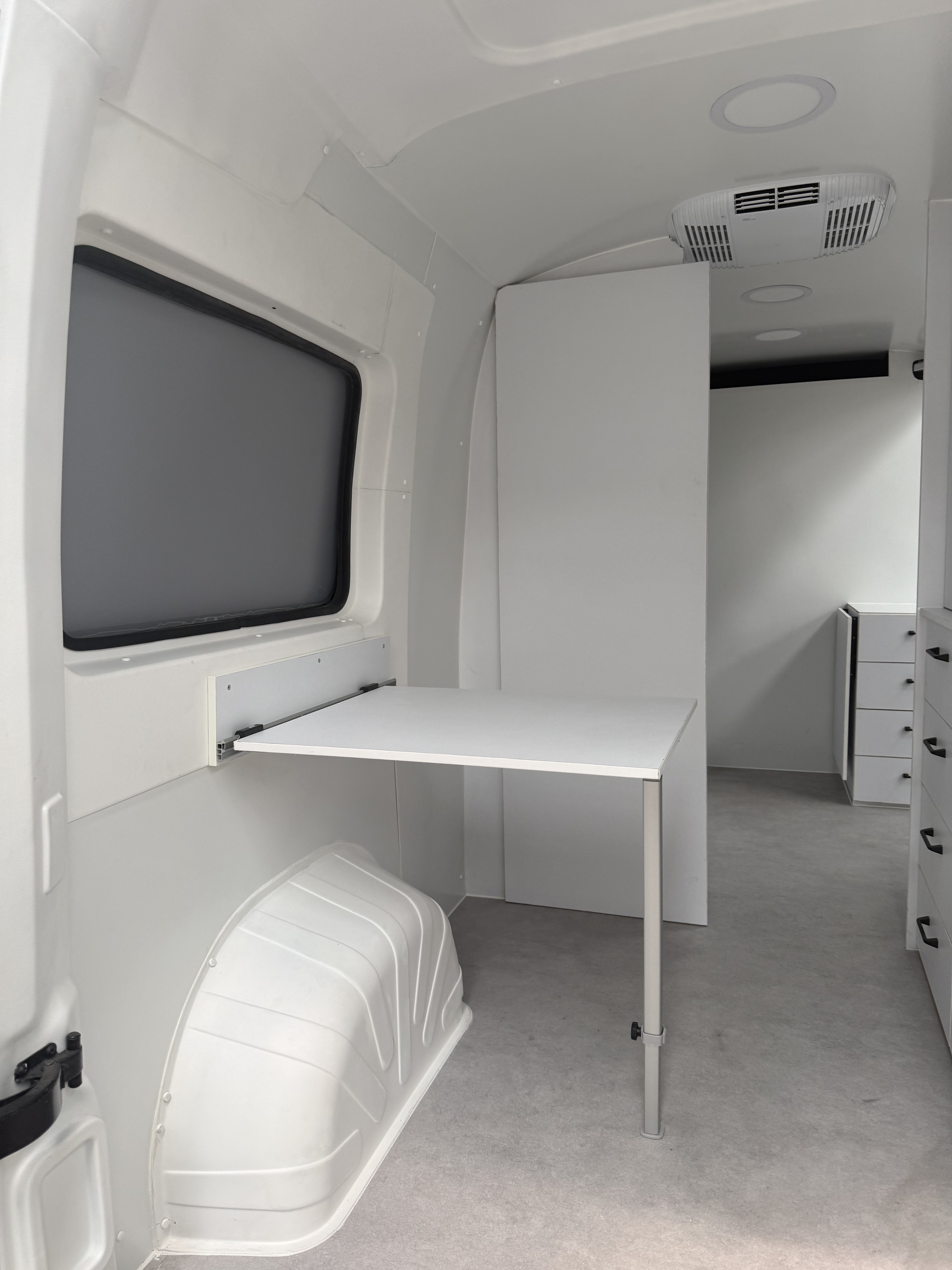Mesa de trabajo desplegable y espacio interior de asistencia