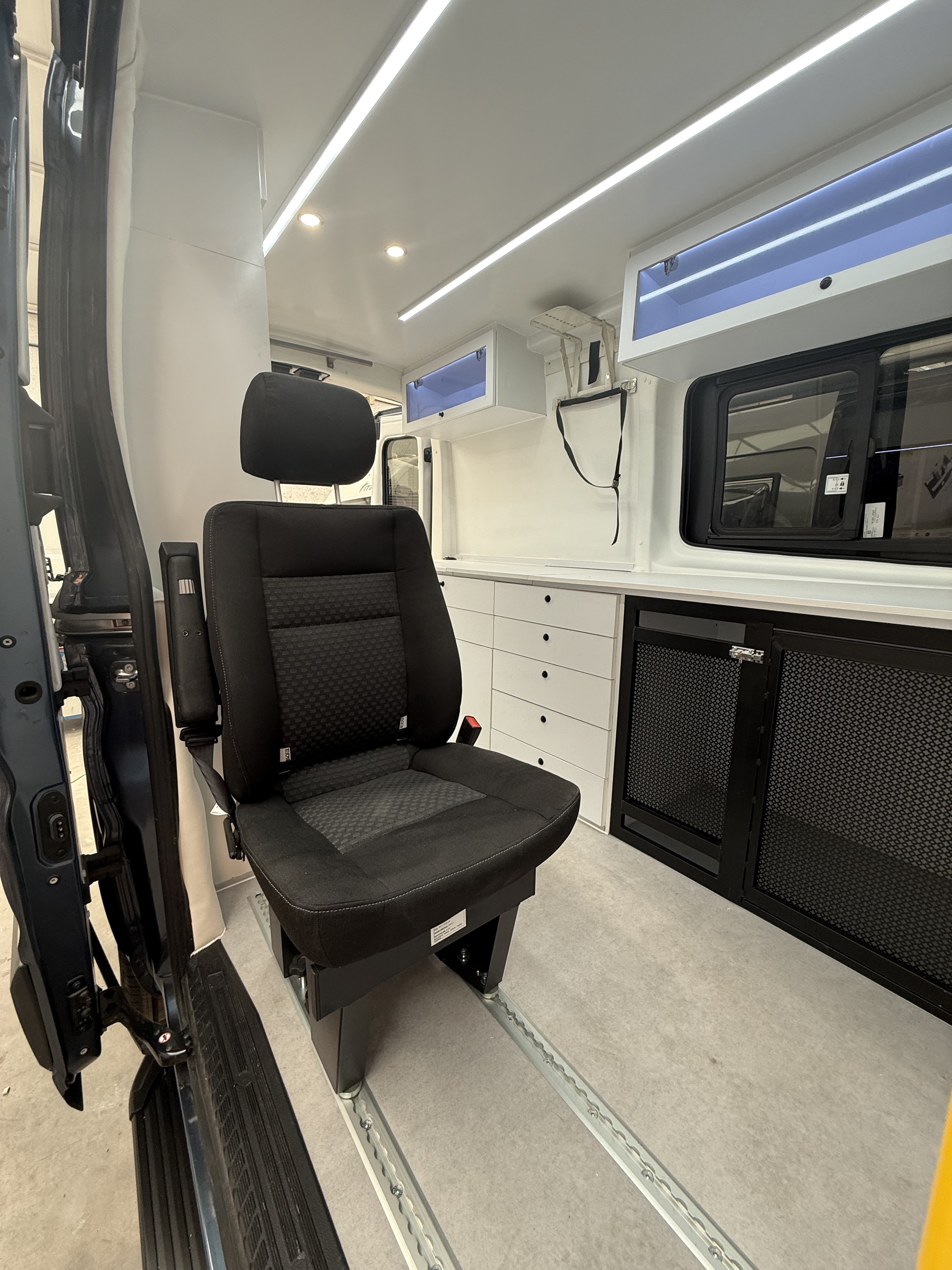Zona de trabajo y asiento en vehículo veterinario