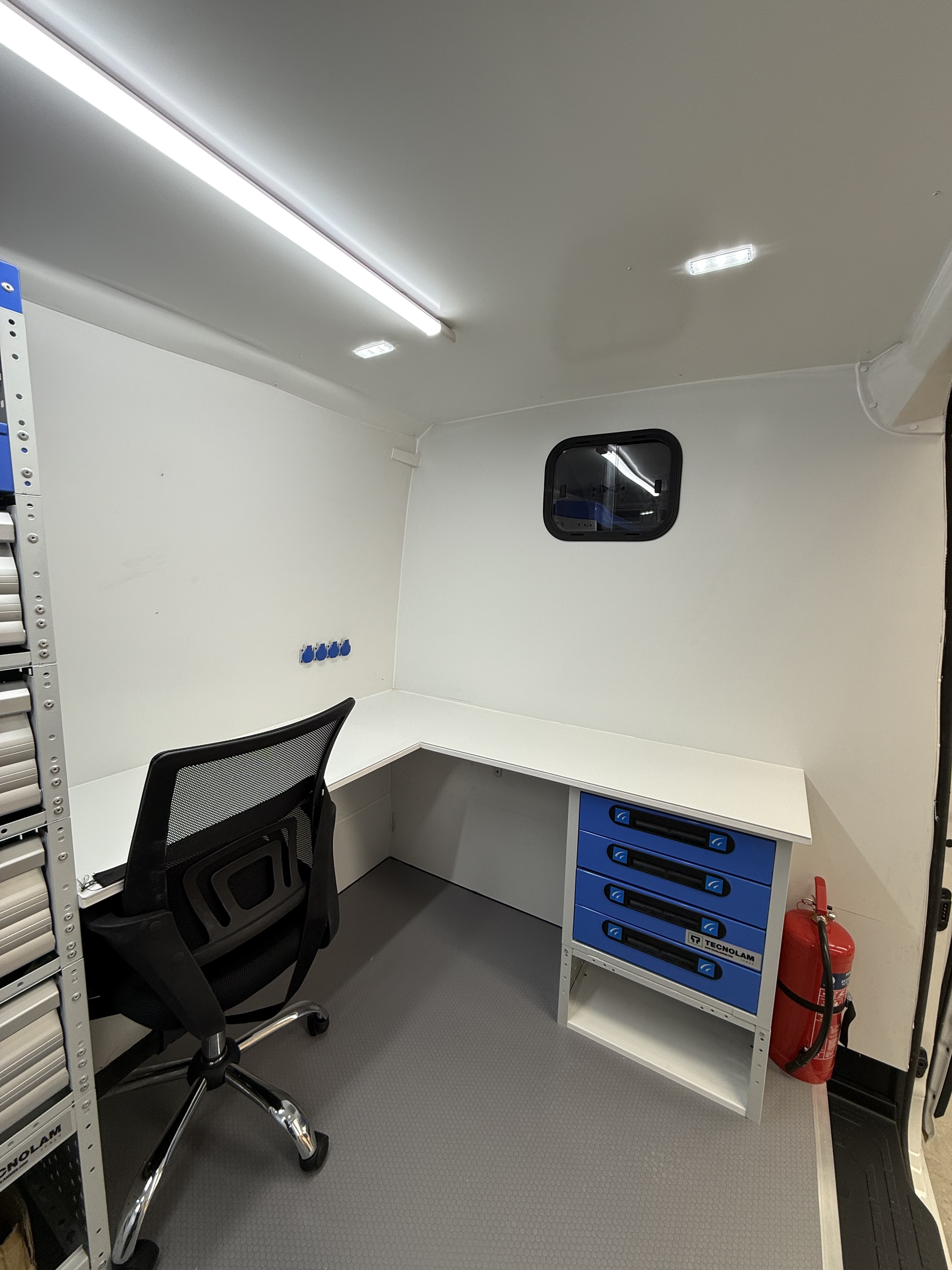 Zona de trabajo de laboratorio móvil