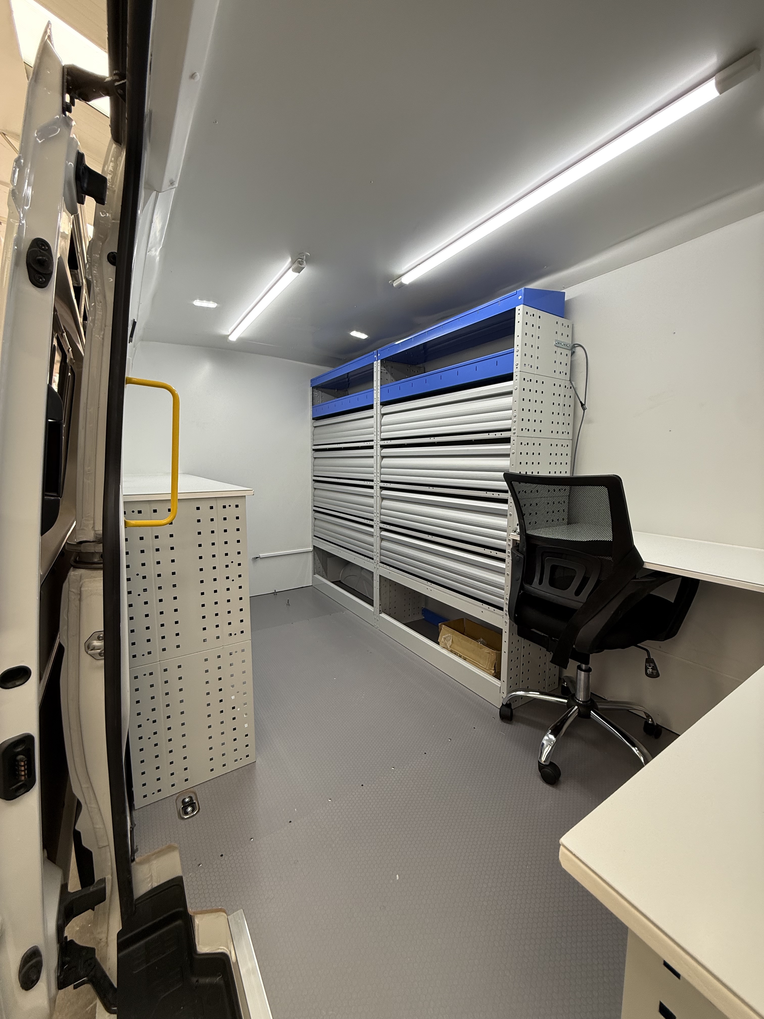 Mobiliario y almacenamiento técnico en laboratorio móvil