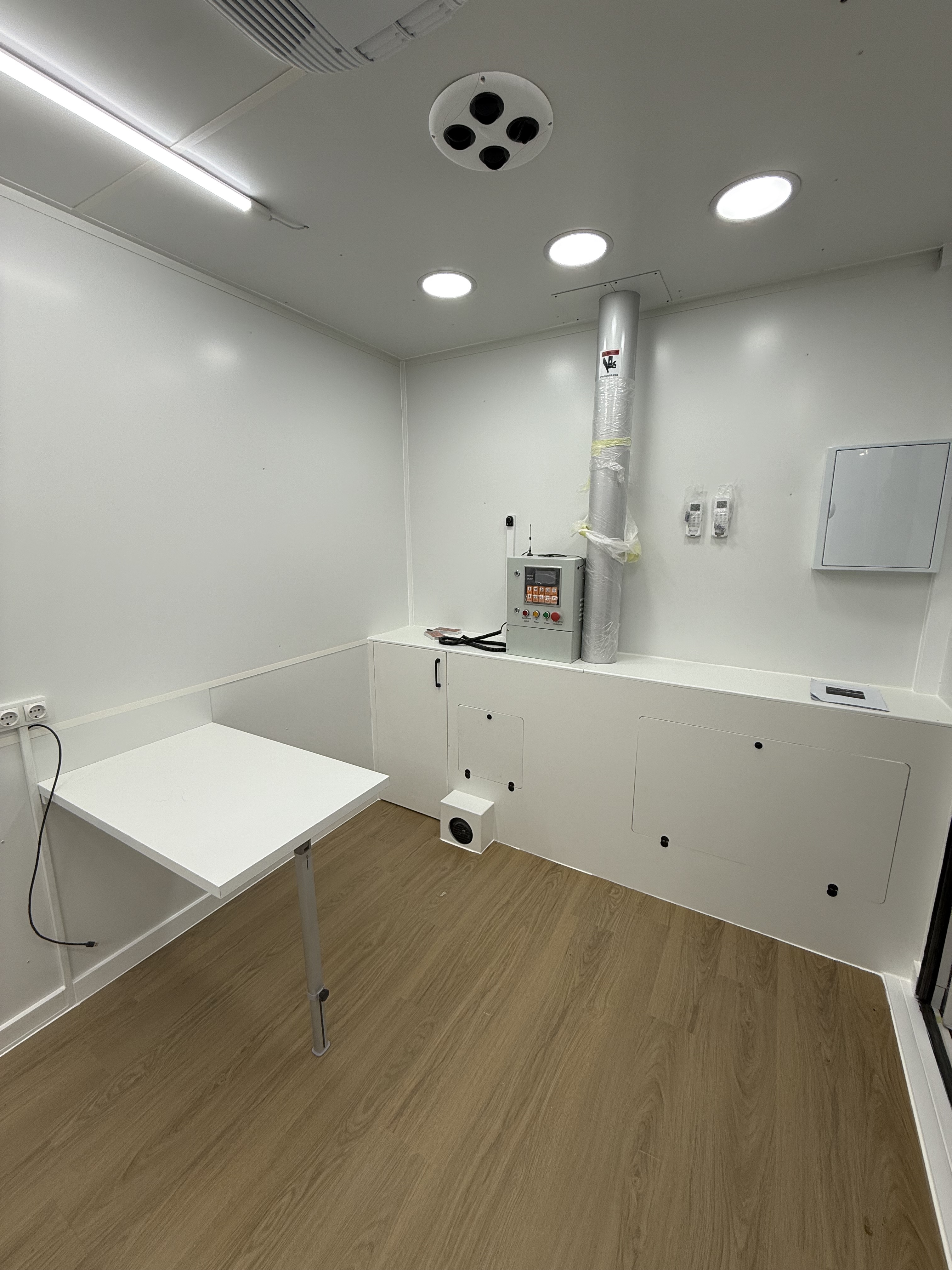 Detalle de distribución interior y panel técnico de prototipo