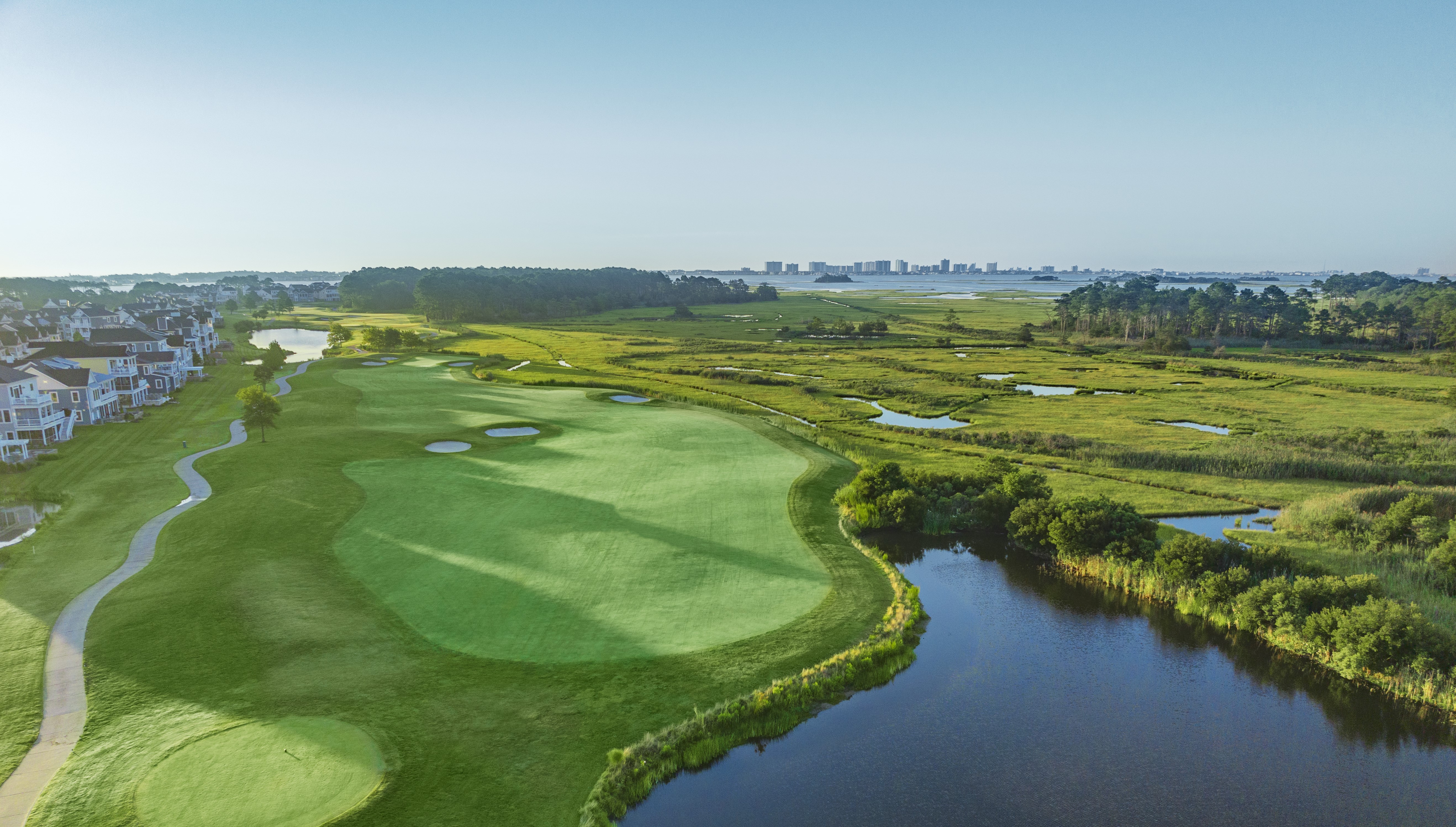 Clubhouse y canal de agua en Bayside