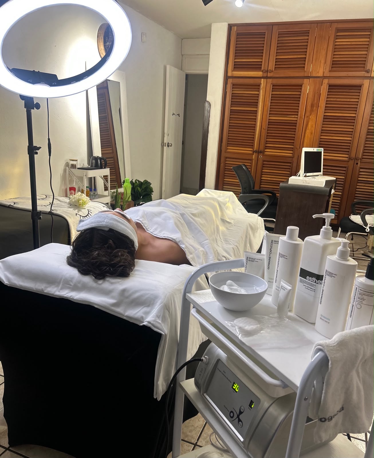 Terapeuta de Lirios Spa realizando un masaje durante una jornada de bienestar a domicilio