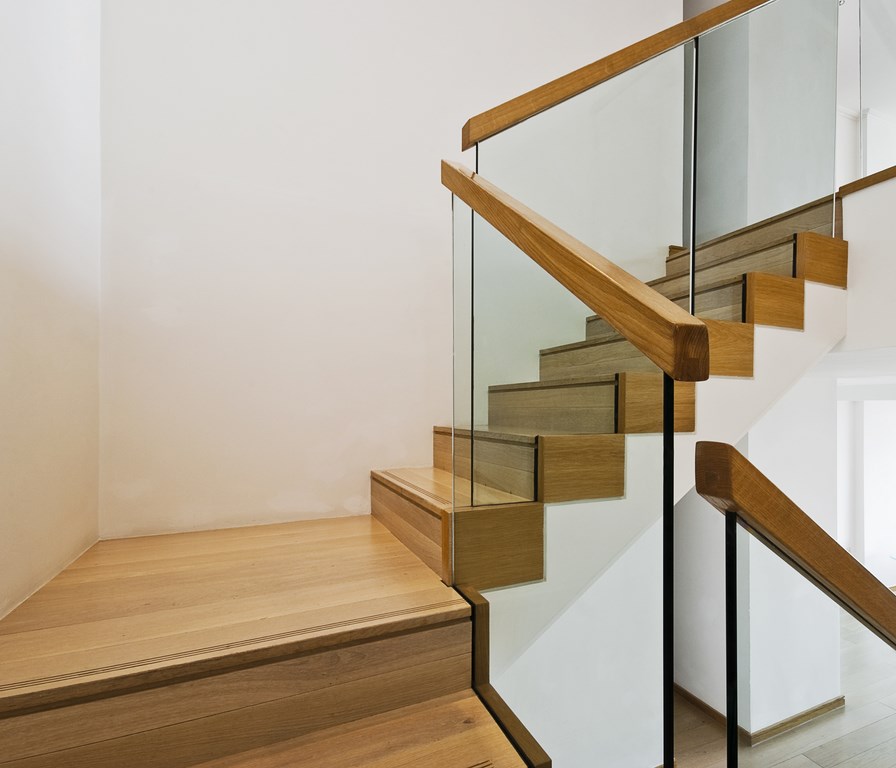 Trapprenovering i massiv svensk ek med minimalistiska glasräcken 🪵