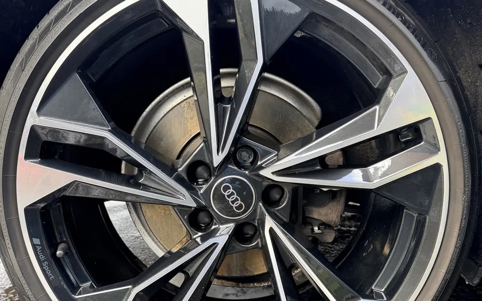 Audi Sport Diamond-Cut Alloy & Caliper Clean