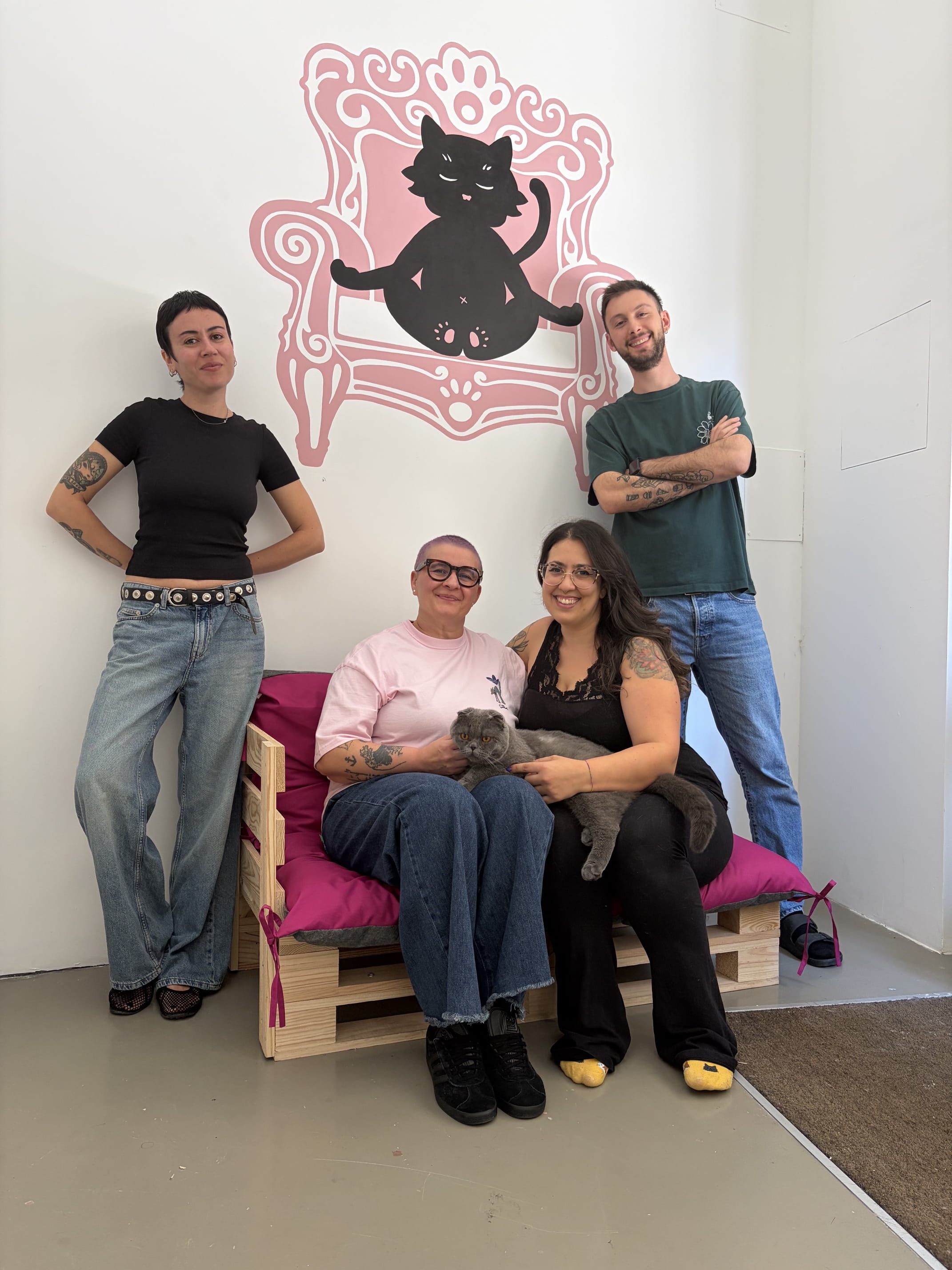 Il team di Miciottello con un micio ospite