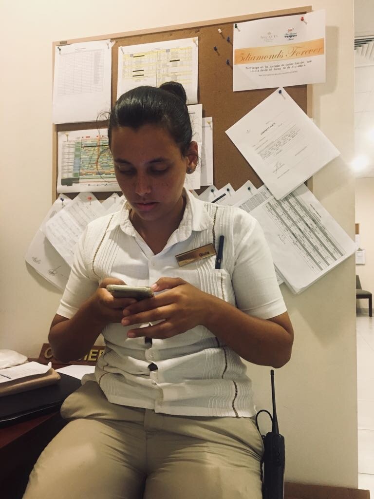 Giulia trabajando en hotelería