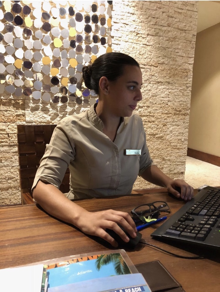 Giulia trabajando en hotelería