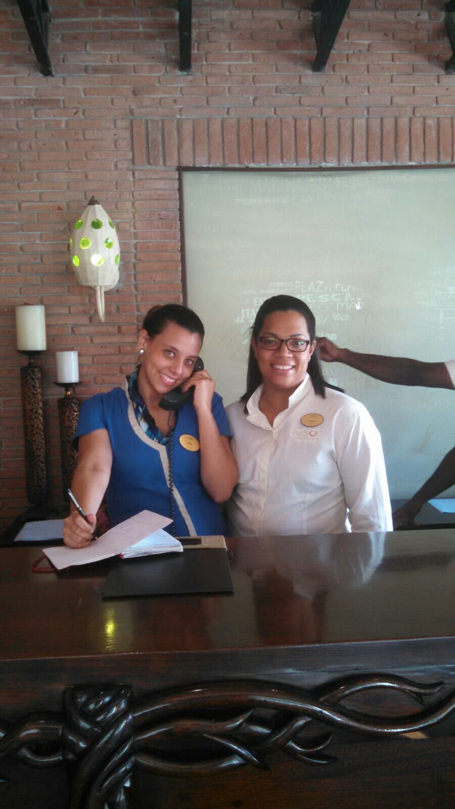 Giulia trabajando en hotelería