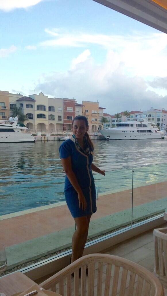 Giulia trabajando en hotelería