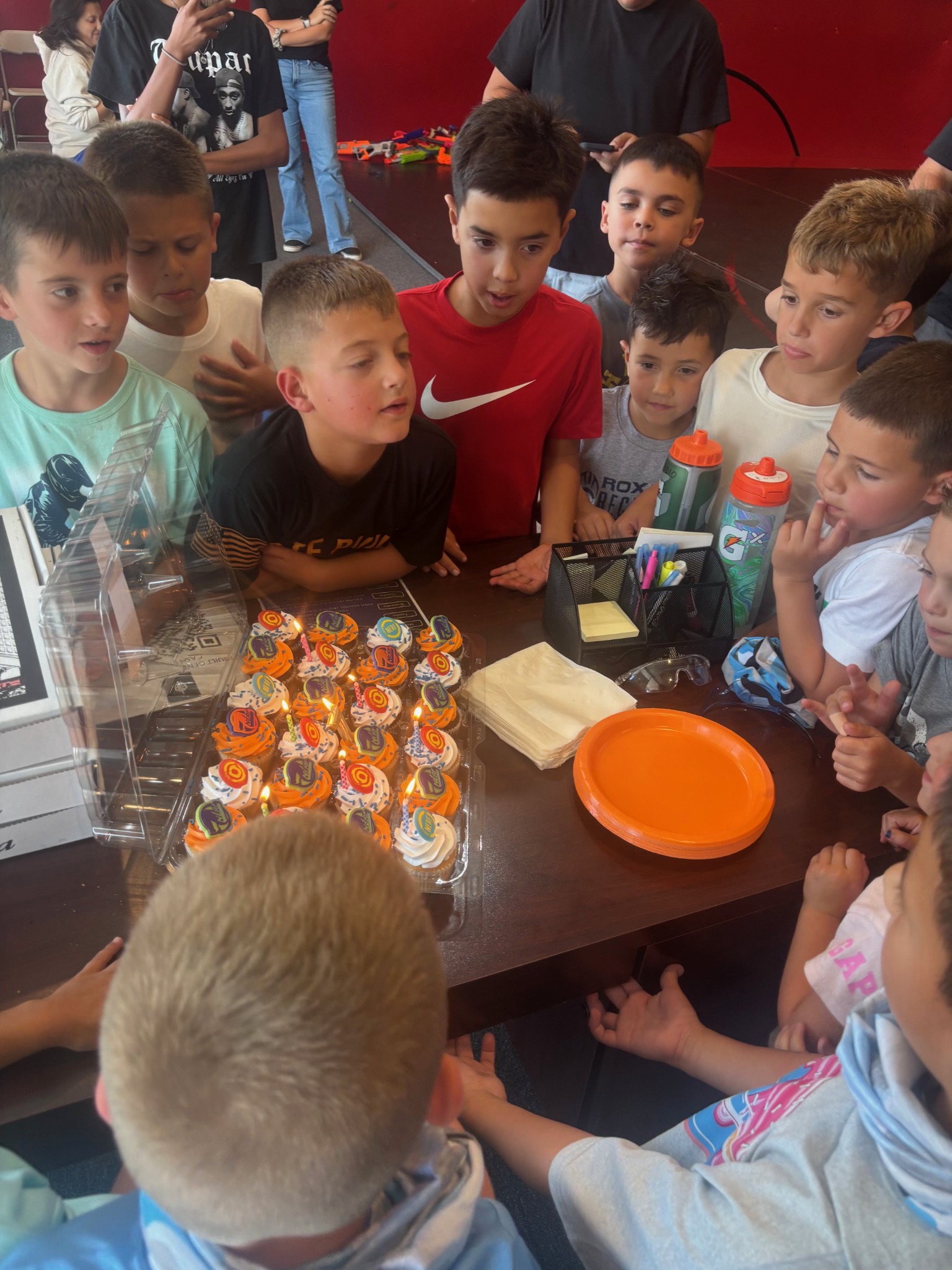 Kids enjoying pizza together at an Este Built private birthday party