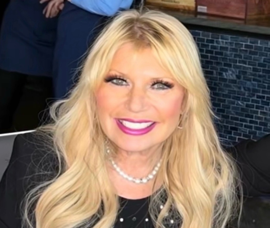 Portrait of Mary, host of Queen of Deals