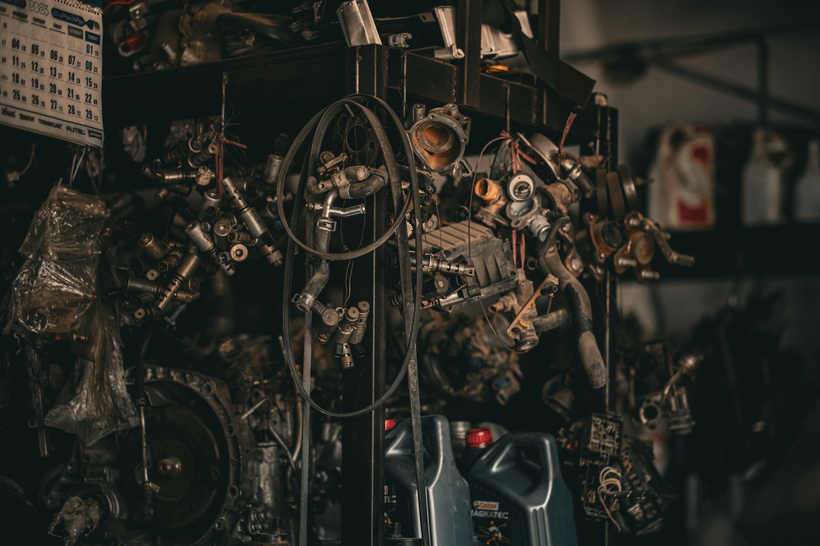 Internal engine components and pistons
