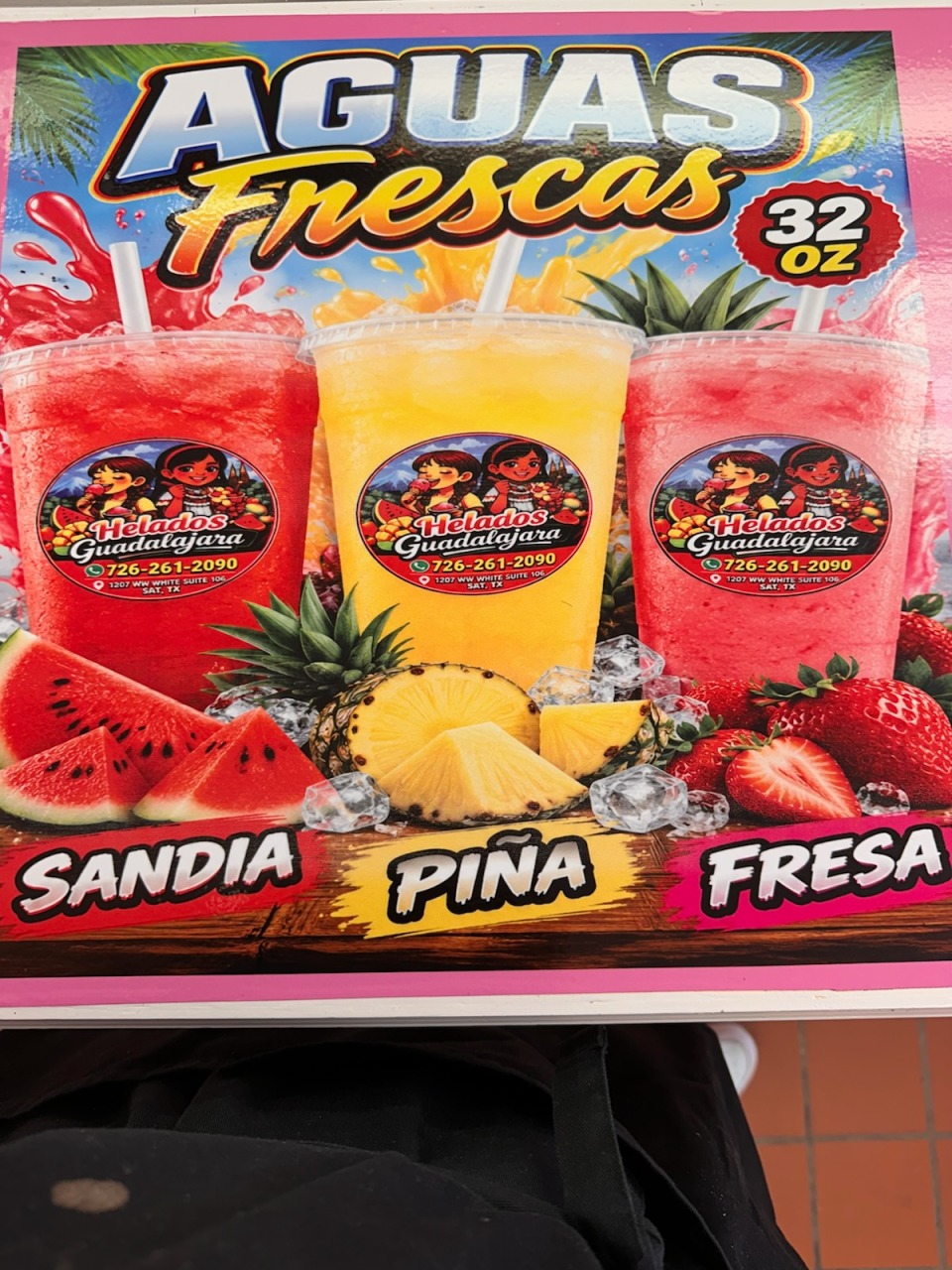 Aguas Frescas Naturales de 32 oz (Sandía, Piña, Fresa)