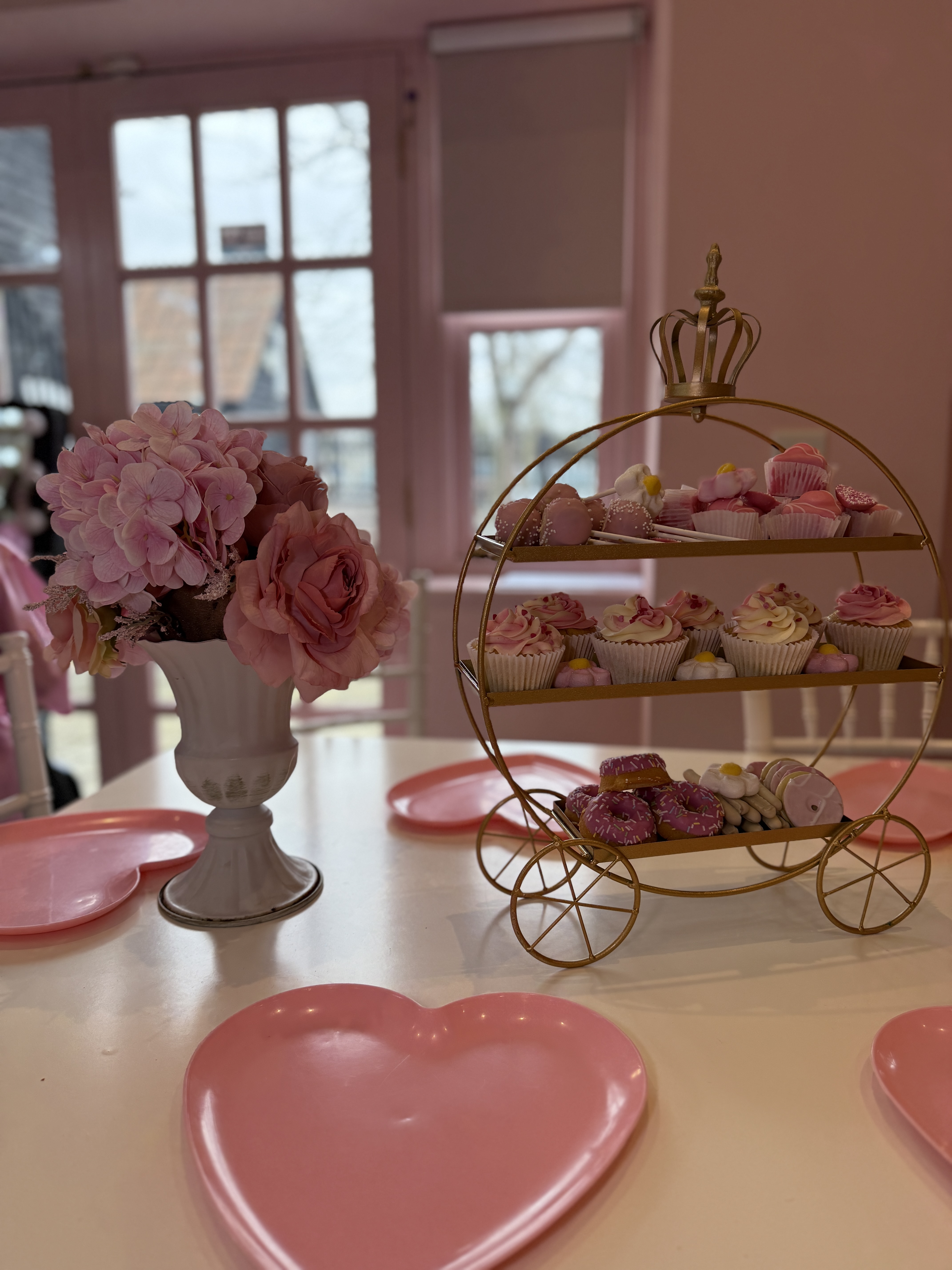 A show-stopping golden carriage centrepiece with sweet treats for the whole party