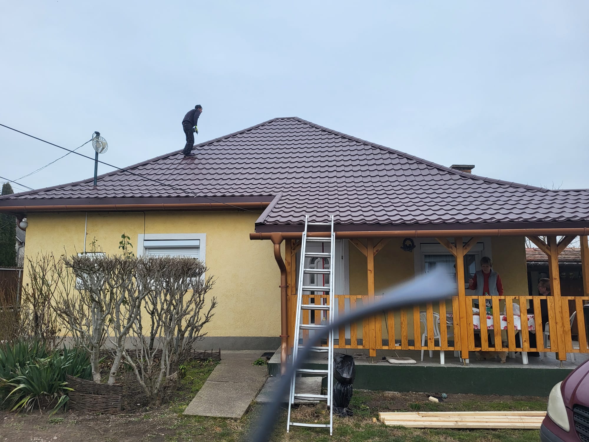 Kontyolt tető fedése terasz-előtetővel