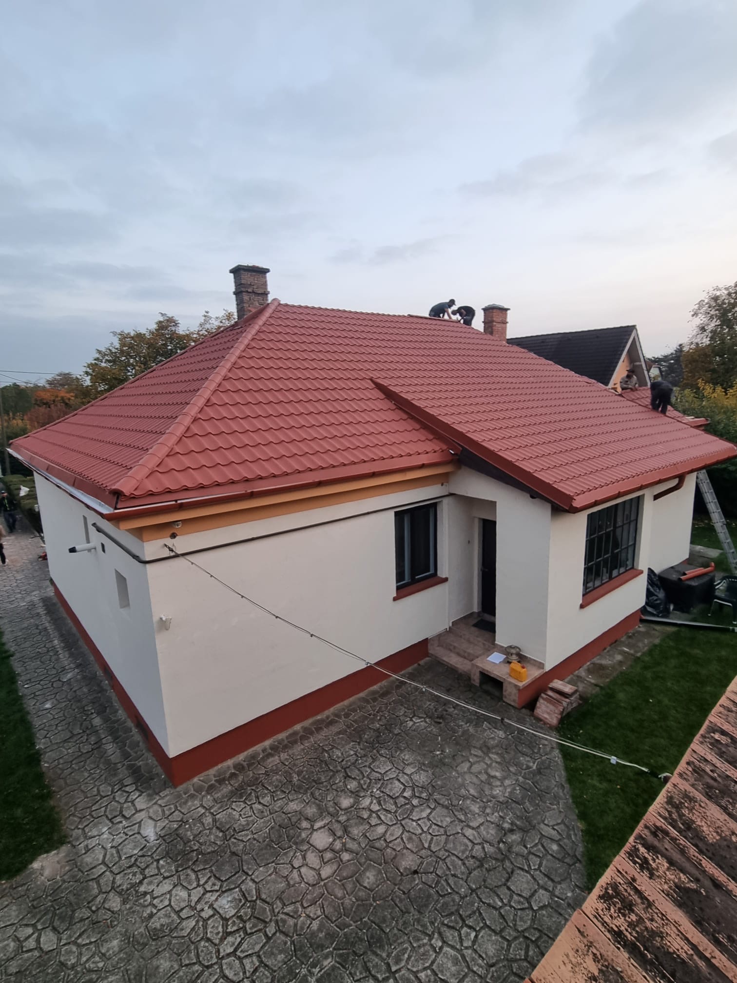 Többszintes sátortető és bejárati előtető