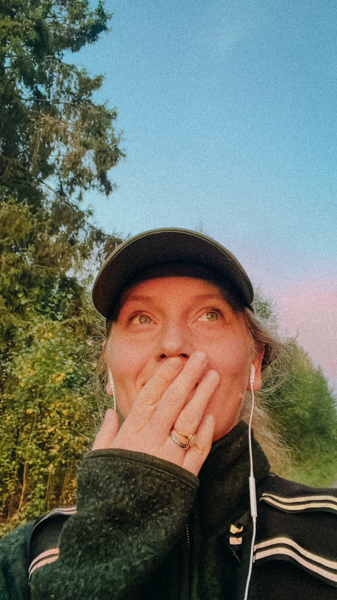 Rebecka skrattar i solskenet