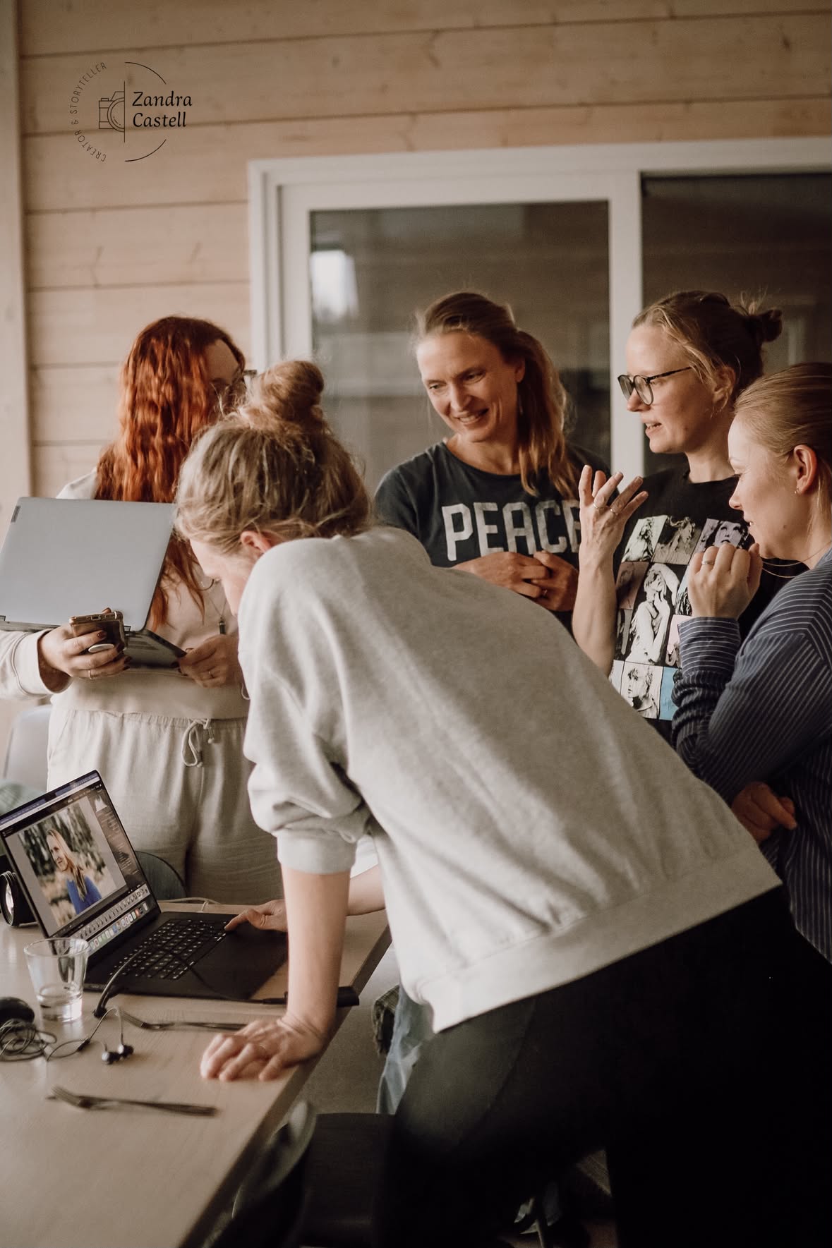 Kvinnor samlas runt en laptop och skapar