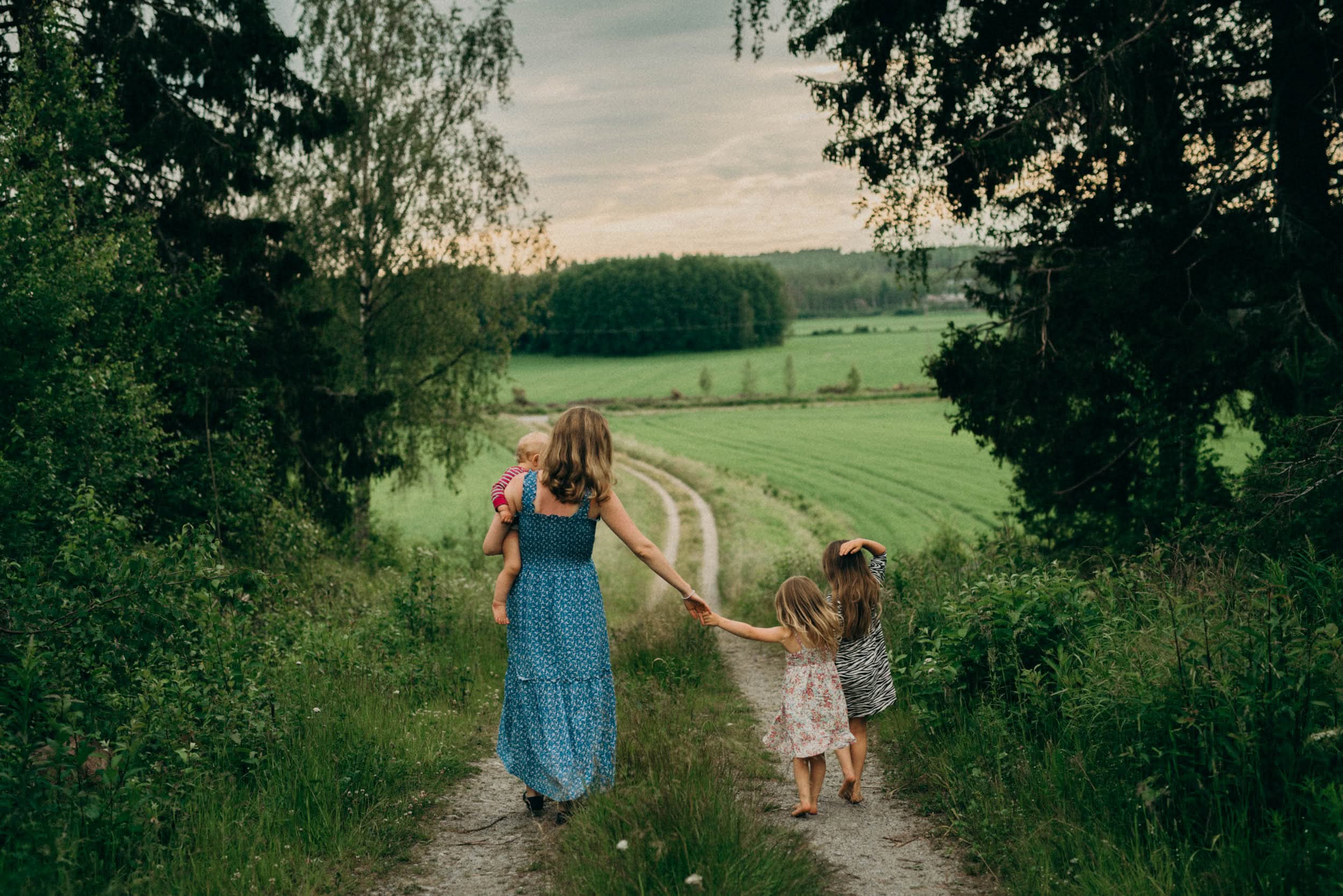 Rebecka och barnen promenerar längs grusvägen