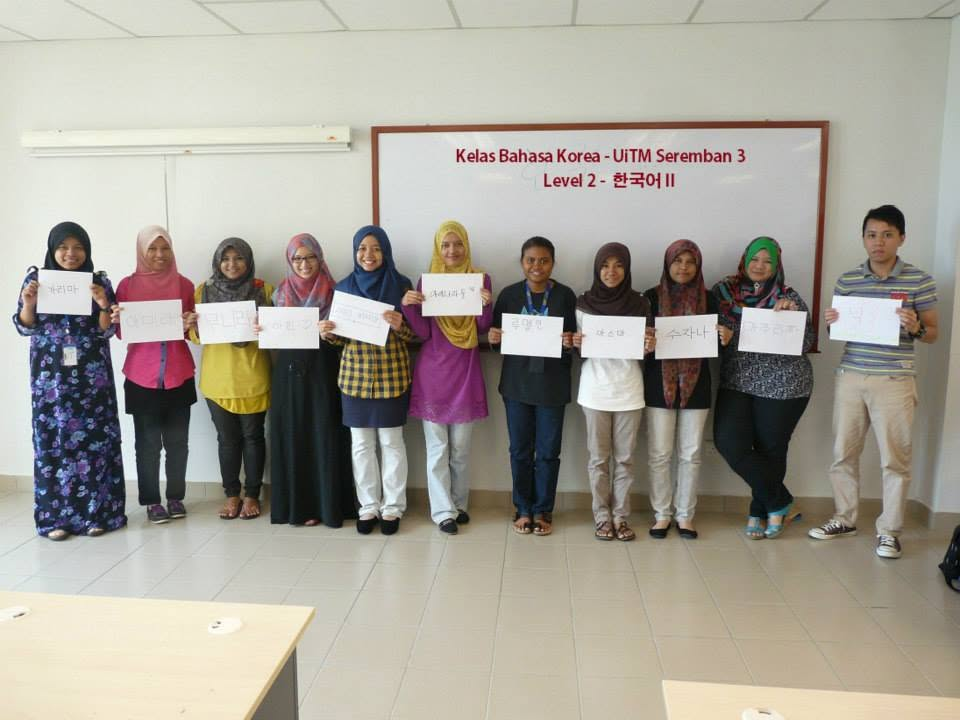 Pelajar kelas Bahasa Korea Level 2 di UiTM Seremban bersama tulisan Hangeul nama masing-masing