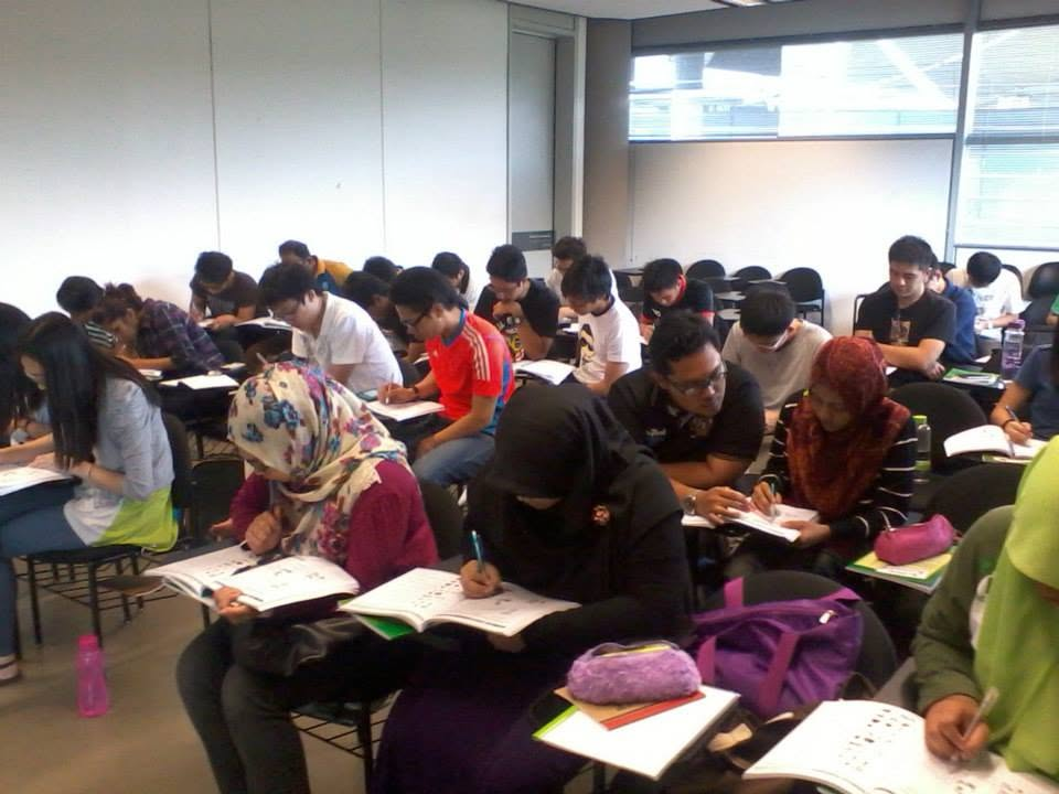 Dewan kuliah penuh dengan pelajar tekun mengulang kaji modul Bahasa Korea di UTP