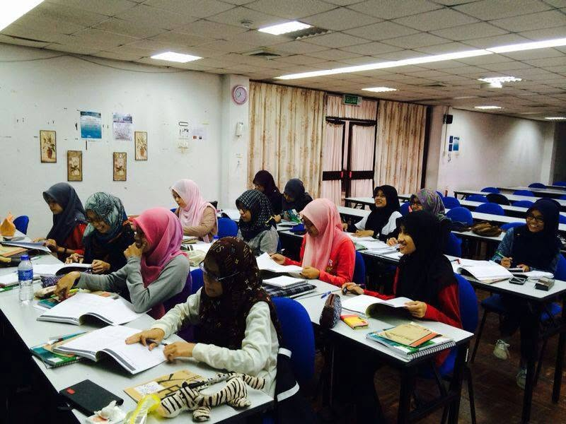 Pelajar tekun menelaah modul dan membuat latihan Bahasa Korea di UNITEN Muadzam Shah