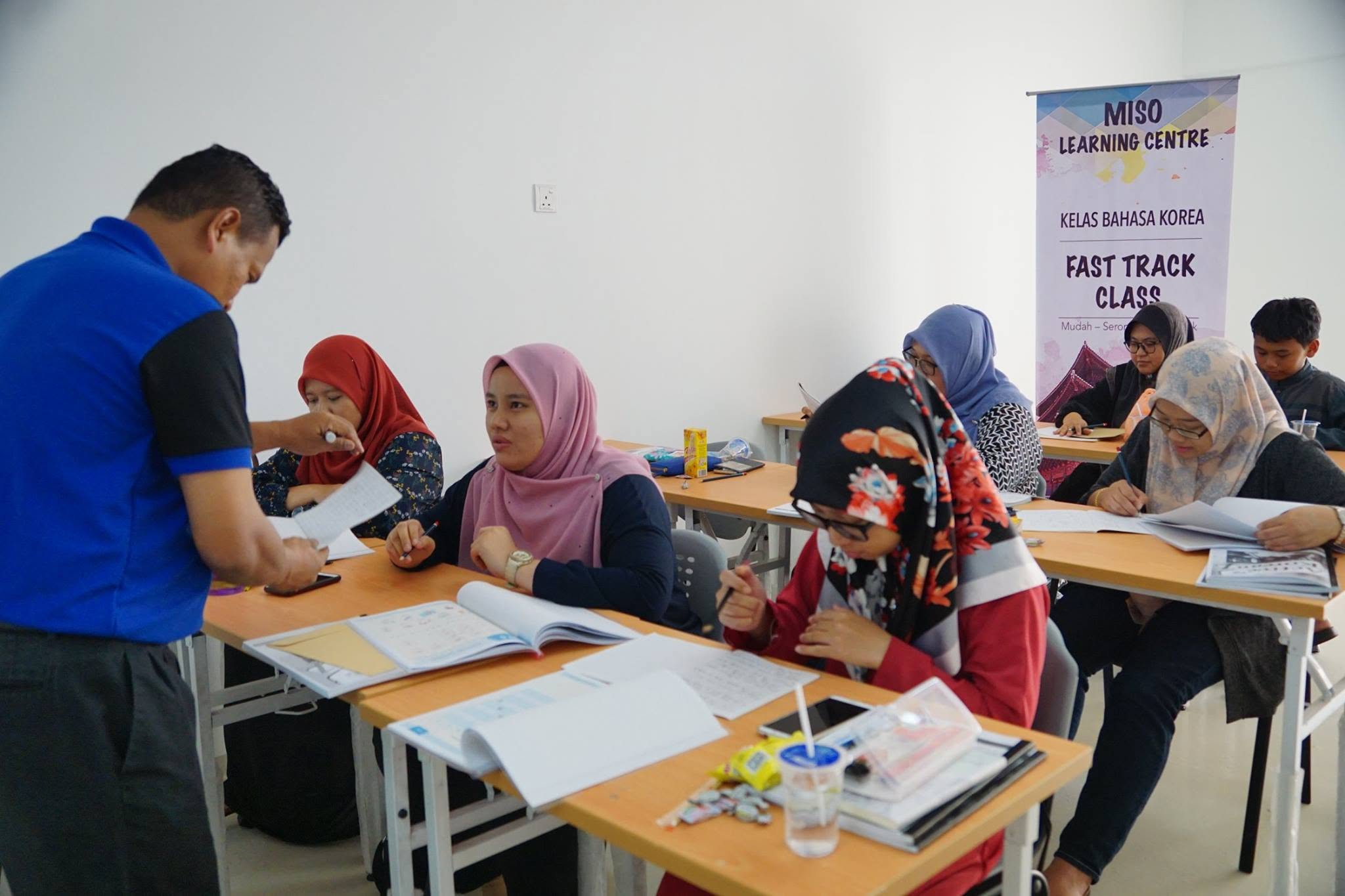 Ssem Shahril membimbing pelajar secara individu dalam kelas Bahasa Korea Fast Track di Kuala Selangor