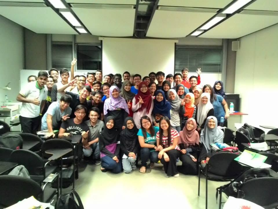 Bergambar beramai-ramai seluruh kelas Bahasa Korea di UTP