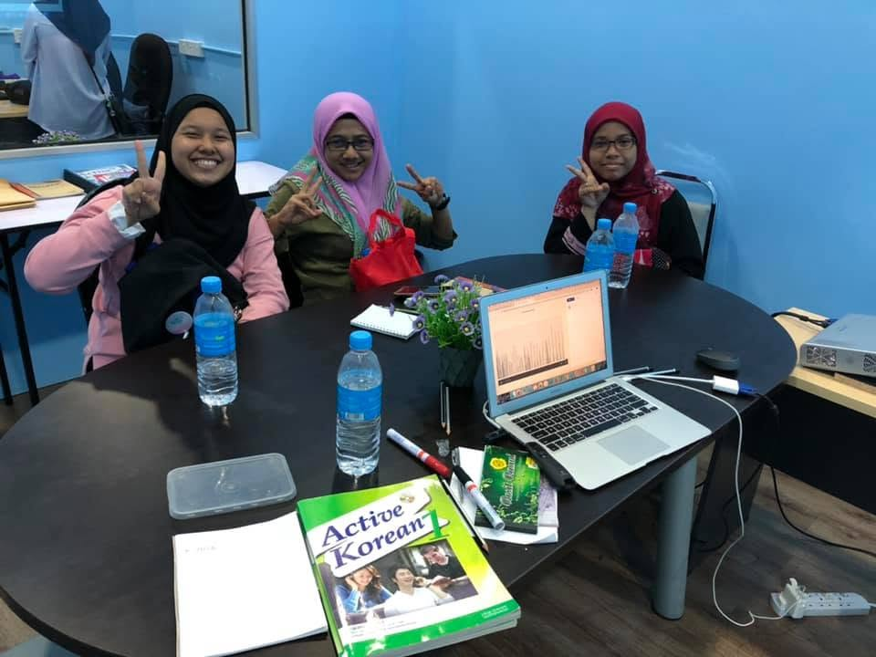Sesi pembelajaran intensif berkumpulan menggunakan modul Active Korean di bilik seminar Pusat Bahasa