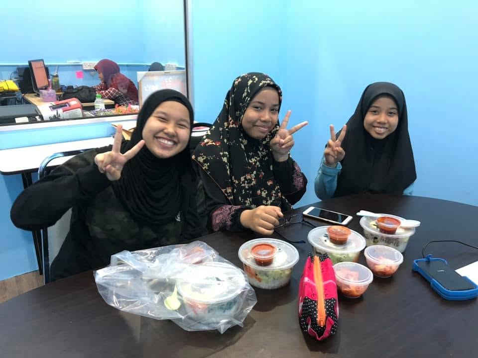 Aktiviti santai apresiasi budaya Korea dan makanan bersama para pelajar di Kuala Selangor