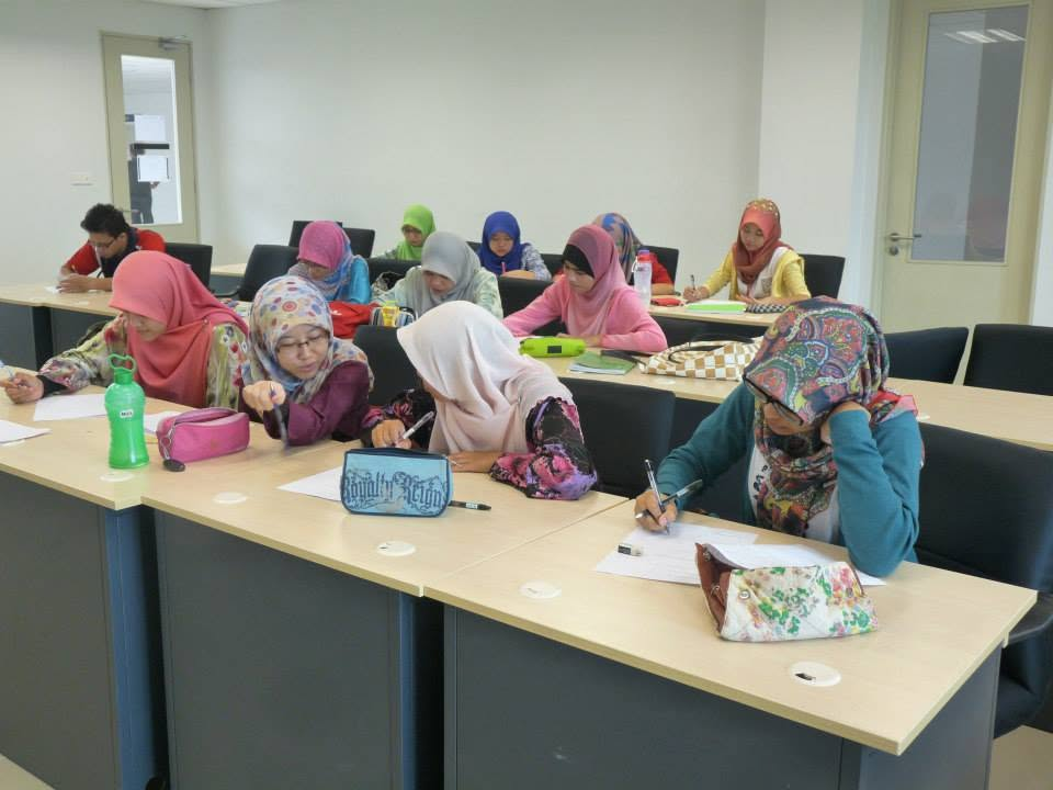 Suasana pembelajaran dan latihan menulis di dalam bilik kuliah UiTM Seremban