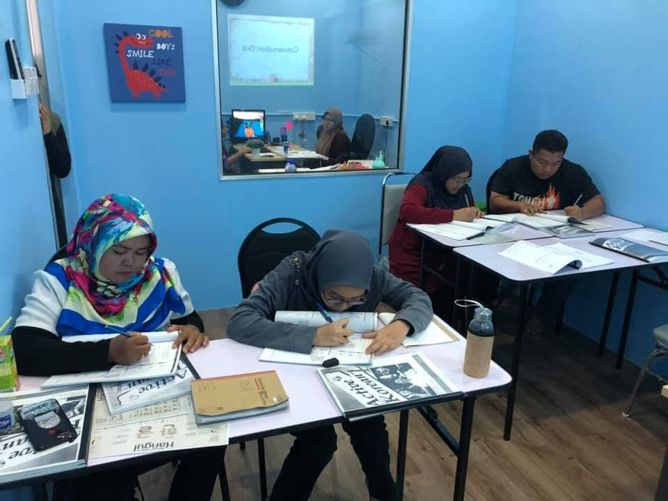 Suasana pelajar tekun membuat latihan Hangeul dan tatabahasa di Pusat Bahasa Kuala Selangor