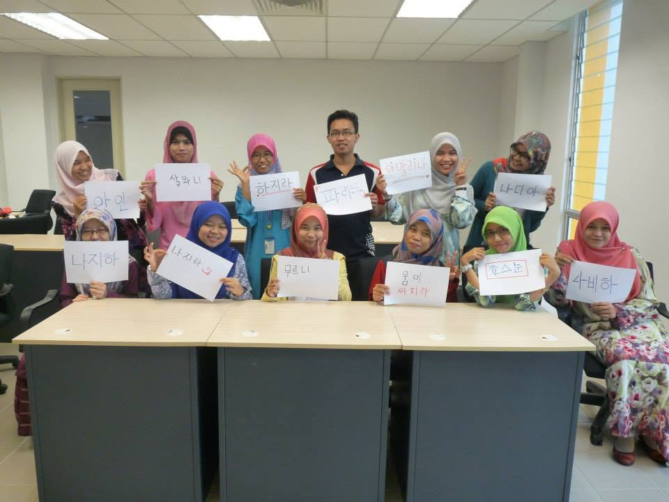 Sesi bergambar bersama Ssem Shahril dan para pelajar UiTM Seremban