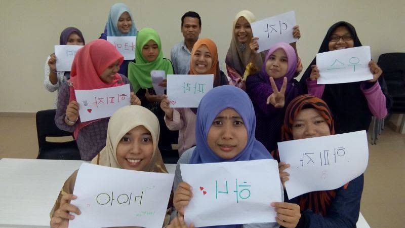 Aktiviti kad nama tulisan Hangeul bersama pelajar UiTM Seremban