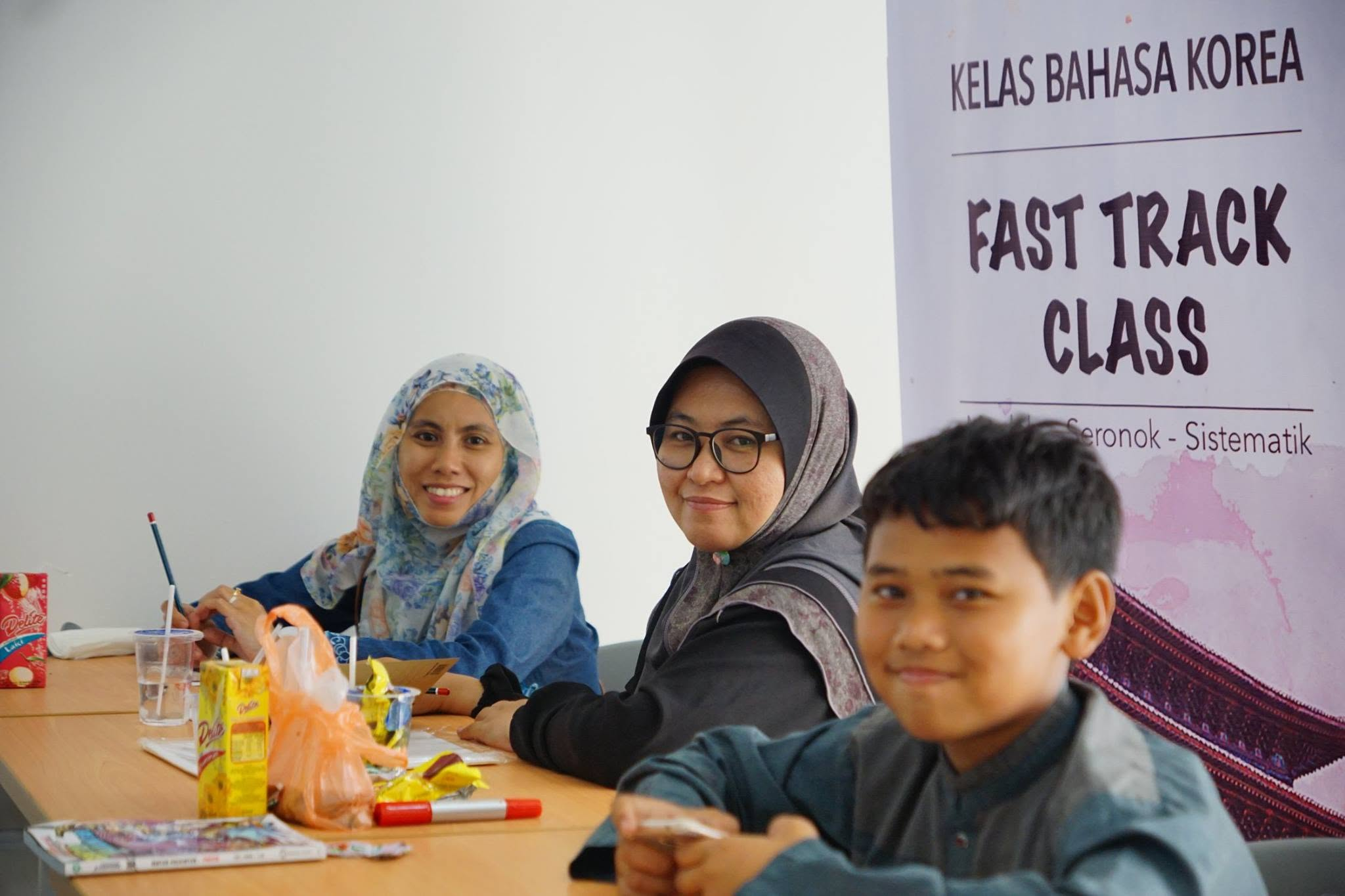 Pelajar ceria dan bersemangat menyertai kelas Fast Track di Pusat Bahasa Kuala Selangor