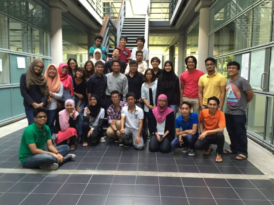 Sesi bergambar beramai-ramai pelajar Bahasa Korea di koridor kampus UTP
