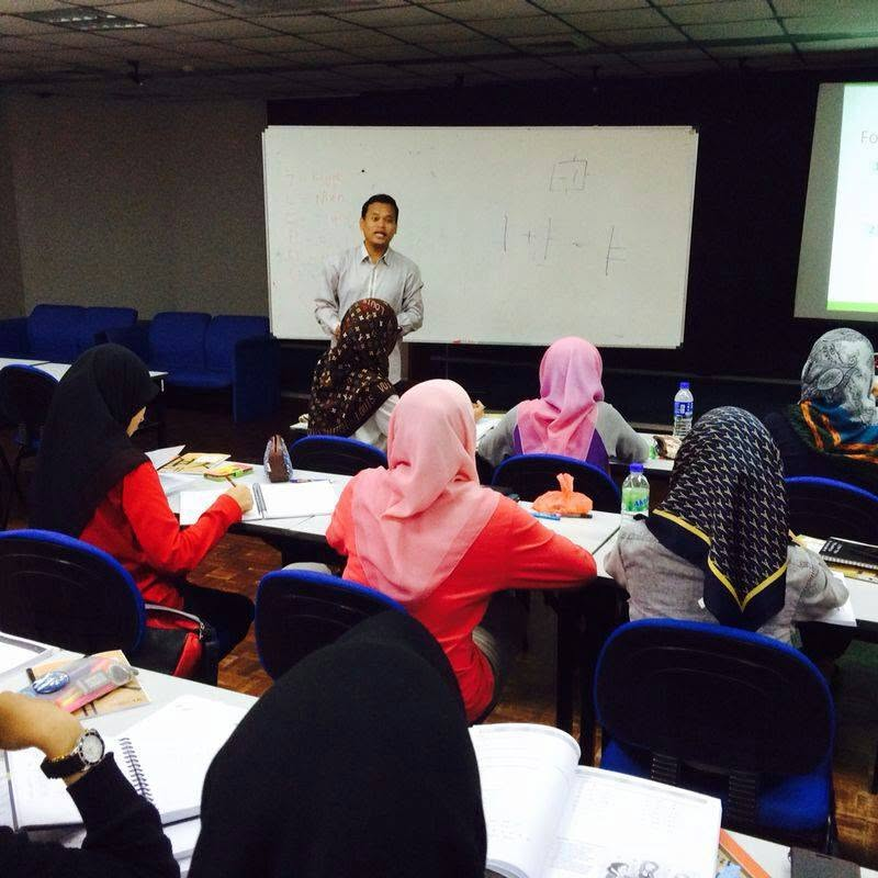 Penerangan asas tatabahasa dan Hangeul di papan putih oleh Ssem Shahril di UNITEN Muadzam Shah