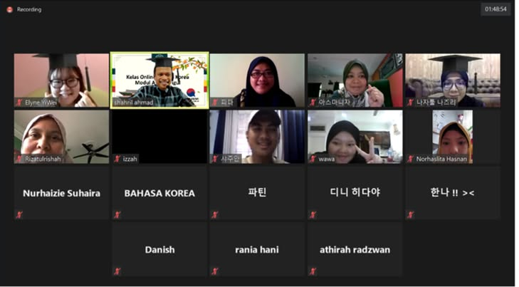 Majlis tamat dan graduasi simbolik kelas online Bahasa Korea bersama topi mortarboard