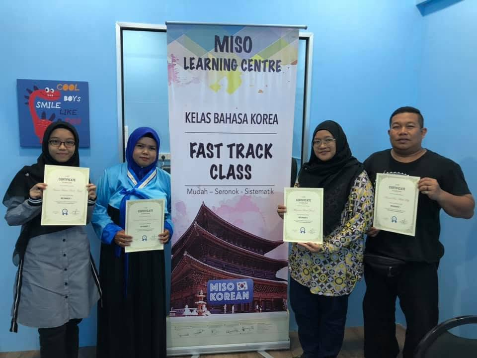 Graduan kelas Fast Track menerima sijil pentauliahan rasmi di MISO Learning Centre Pusat Bahasa Kuala Selangor
