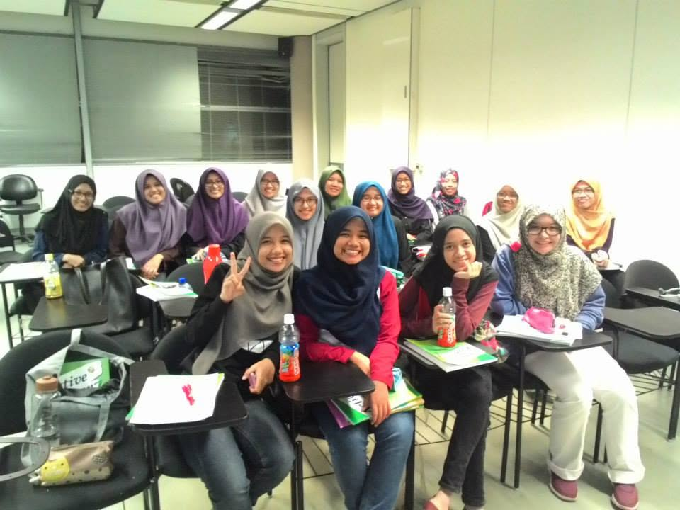 Para pelajar kelas Bahasa Korea ceria di dewan kuliah UTP